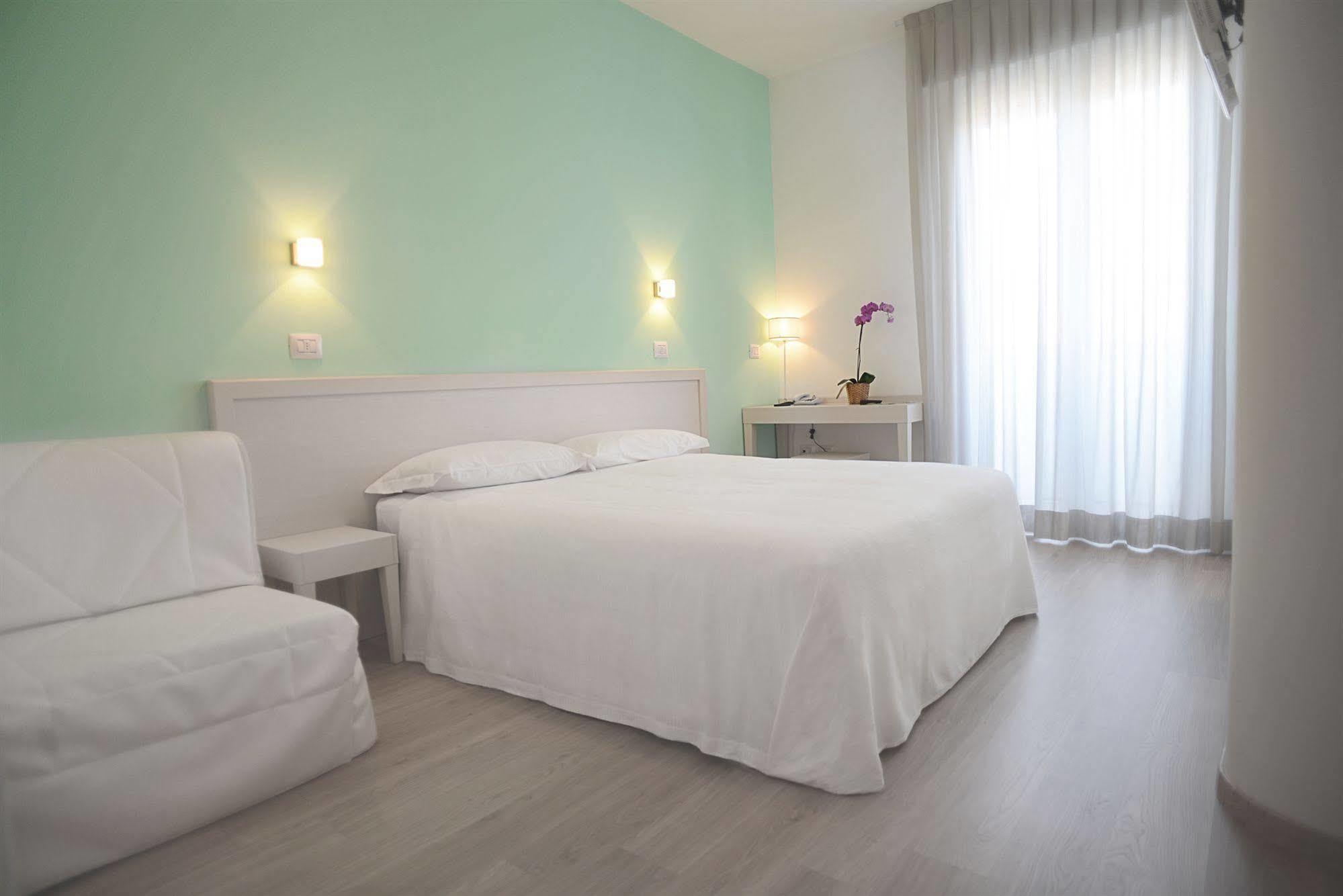Maree Hotel เชเซนาติโก ภายนอก รูปภาพ